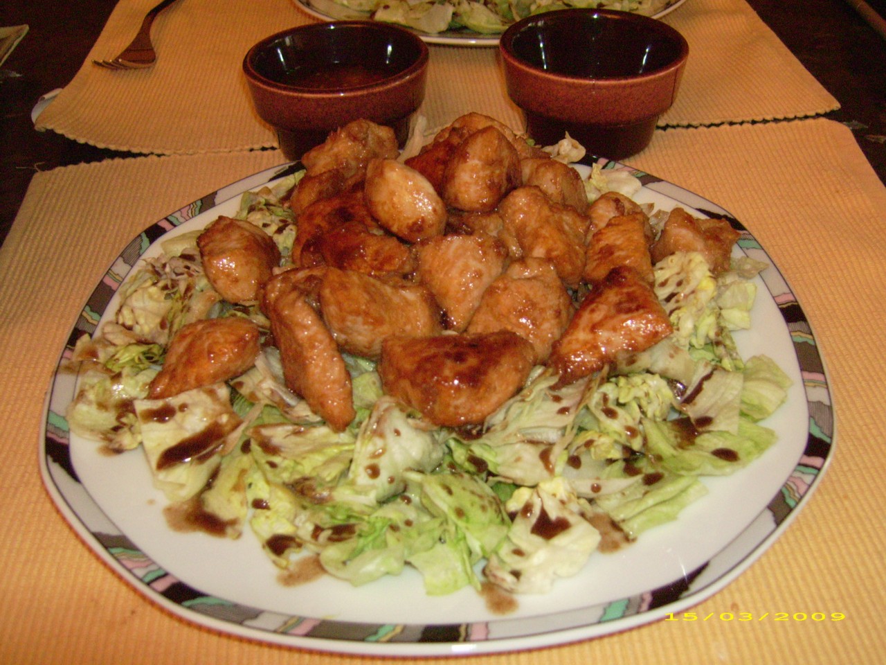 Putenfleisch auf Eisbergsalat